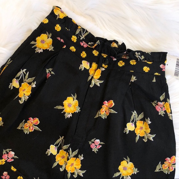 Forever21 floral black highwaist shorts - Picture 3 of 4